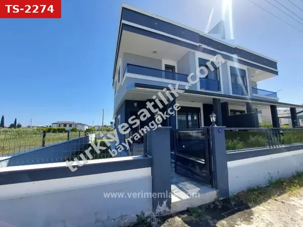 Seferihisar Cumhuriyet Mahallesi'nde denize 1 km satılık 4+1 geniş bahçeli lüks villa